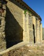 Ábside, Arco triunfal, Bóvedas de cañón y horno, Cabecera, Canecillos, Marca de cantero, Nave, Pila bautismal, Portada norte, Presbiterio y Ventanas