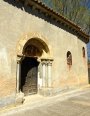 Ábside, Arco triunfal, Cabecera, Crismón, Nave, Portada, Presbiterio, Tímpano y Ventanas