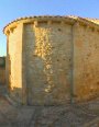 Ábside, Arco triunfal, Bóvedas de cañón y horno, Cabecera, Canecillos y Cornisa