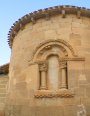 Ábside, Arco triunfal, Bóvedas de cañón y horno, Canecillos, Muros (nave), Pila bautismal, Portada sur y Ventanas