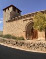 Arcos triunfales, Bóveda de cañón, Cabecera, Canecillos, Pila bautismal, Portada y Ventana