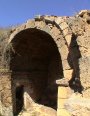 Alero, Arco triunfal, Bóveda de cañón, Cabecera, Canecillos, Cornisa y Muros