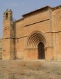 Arco triunfal, Bóveda de cañón, Cabecera, Canecillos, Marcas de cantería, Pila bautismal, Portada sur y Ventanas