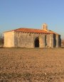 Ábside, Arco triunfal, Bóvedas de cañón y horno, Cabecera, Canecillos, Cornisa, Portada y Ventana