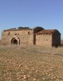 Arco triunfal, Bóveda de medio cañón, Cabecera, Canecillos, Muros, Portada sur y Ventanas