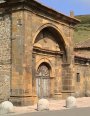 Ábsides, Arco triunfal, Cabecera, Canecillos, Cornisa, Naves, Portadas (oeste y sur) y Ventanas