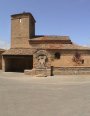Ábside, Arco triunfal, Bóvedas de cañón y horno, Cabecera, Canecillos, Cornisa, Portada y Ventanas