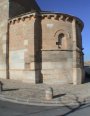 Ábside, Arco triunfal, Bóveda de horno, Cabecera, Canecillos, Pila bautismal, Portada sur, Presbiterio y Ventanas